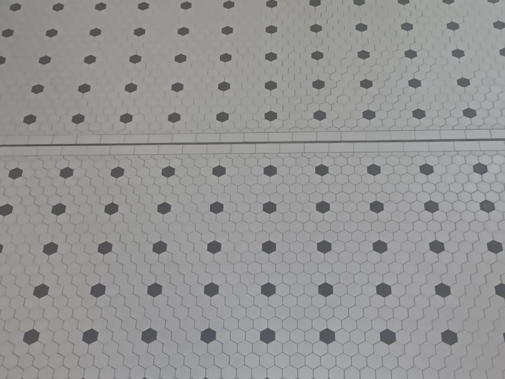 Keramischer Industrieboden mit Entwässerungsrinne und Hexagon-Verlegung in Produktionshalle