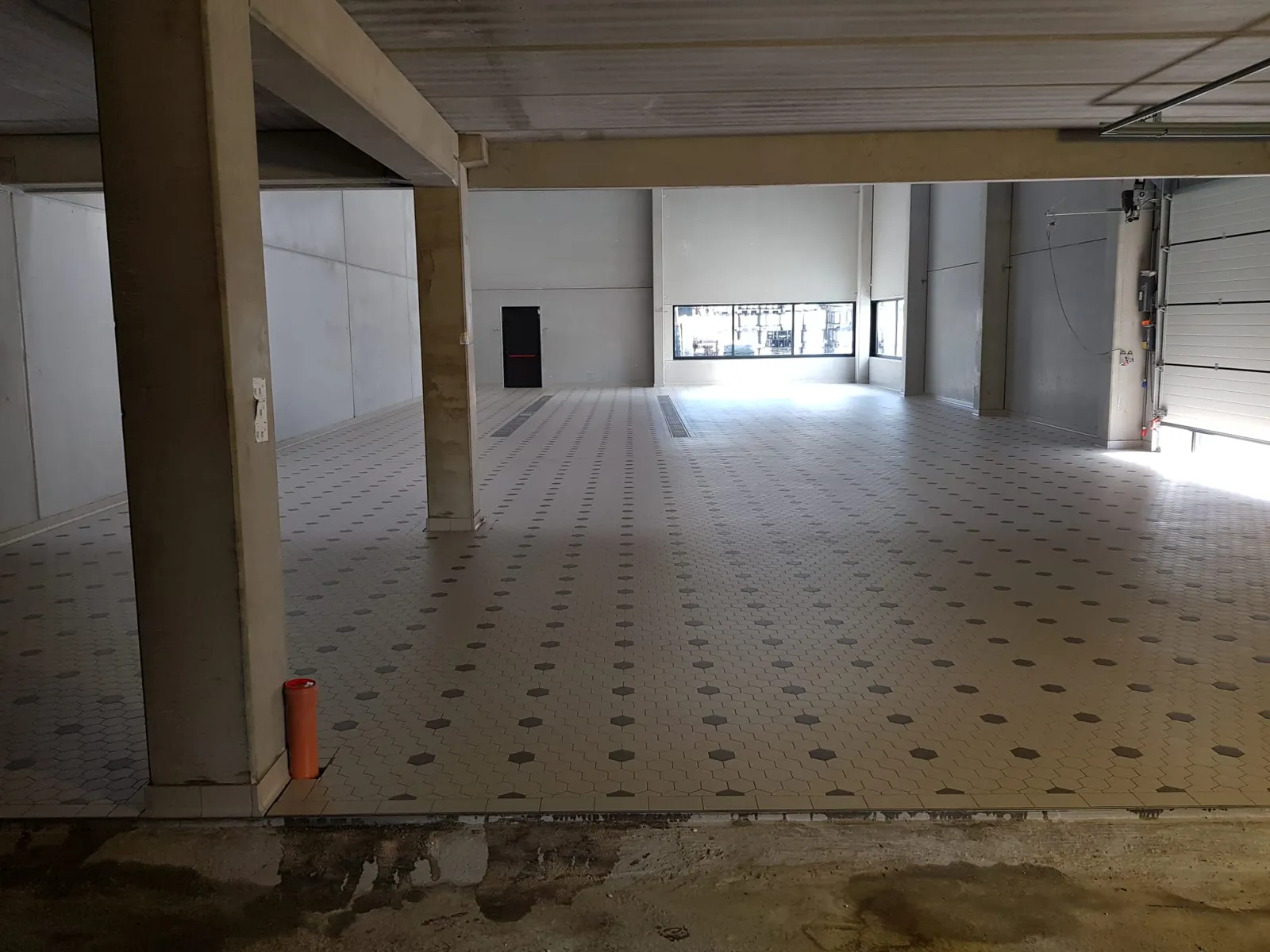 Industriehalle während der Verlegung des Sechskant-Keramikbodens